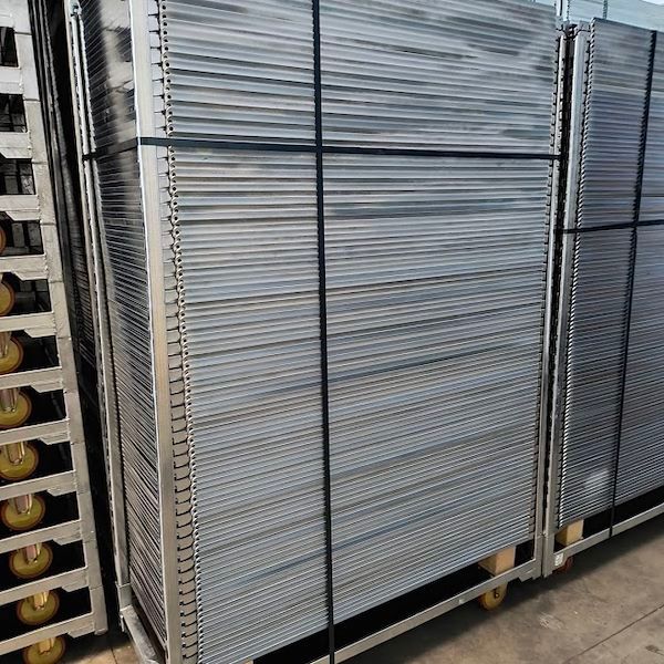 Tinggi rak 25cm Trolley Denmark Dengan kapasitas penyimpanan 100KG per rak Ideal untuk penanganan dan penyimpanan barang berat